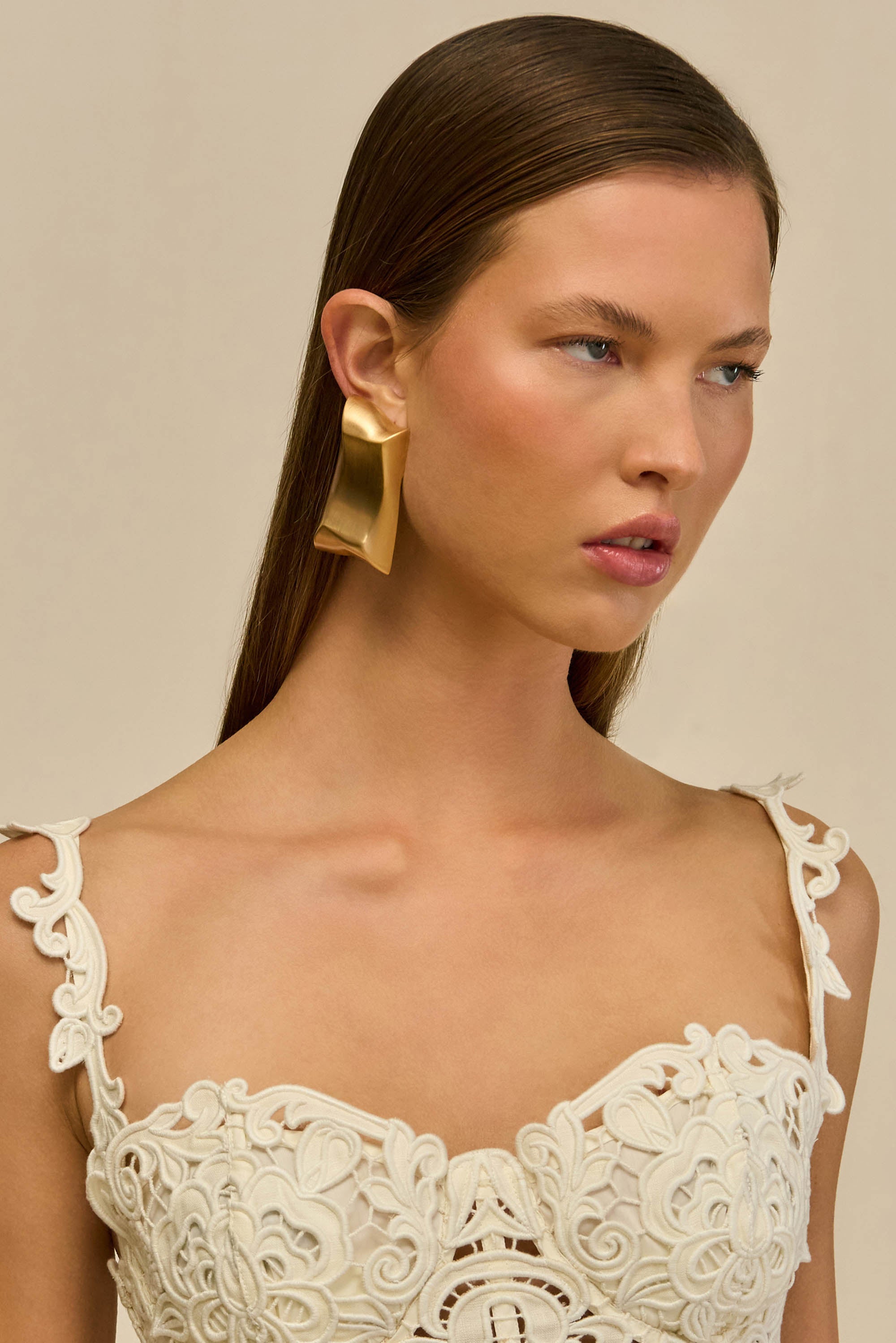 ALAYA EARRING - BRUSHED BRASS