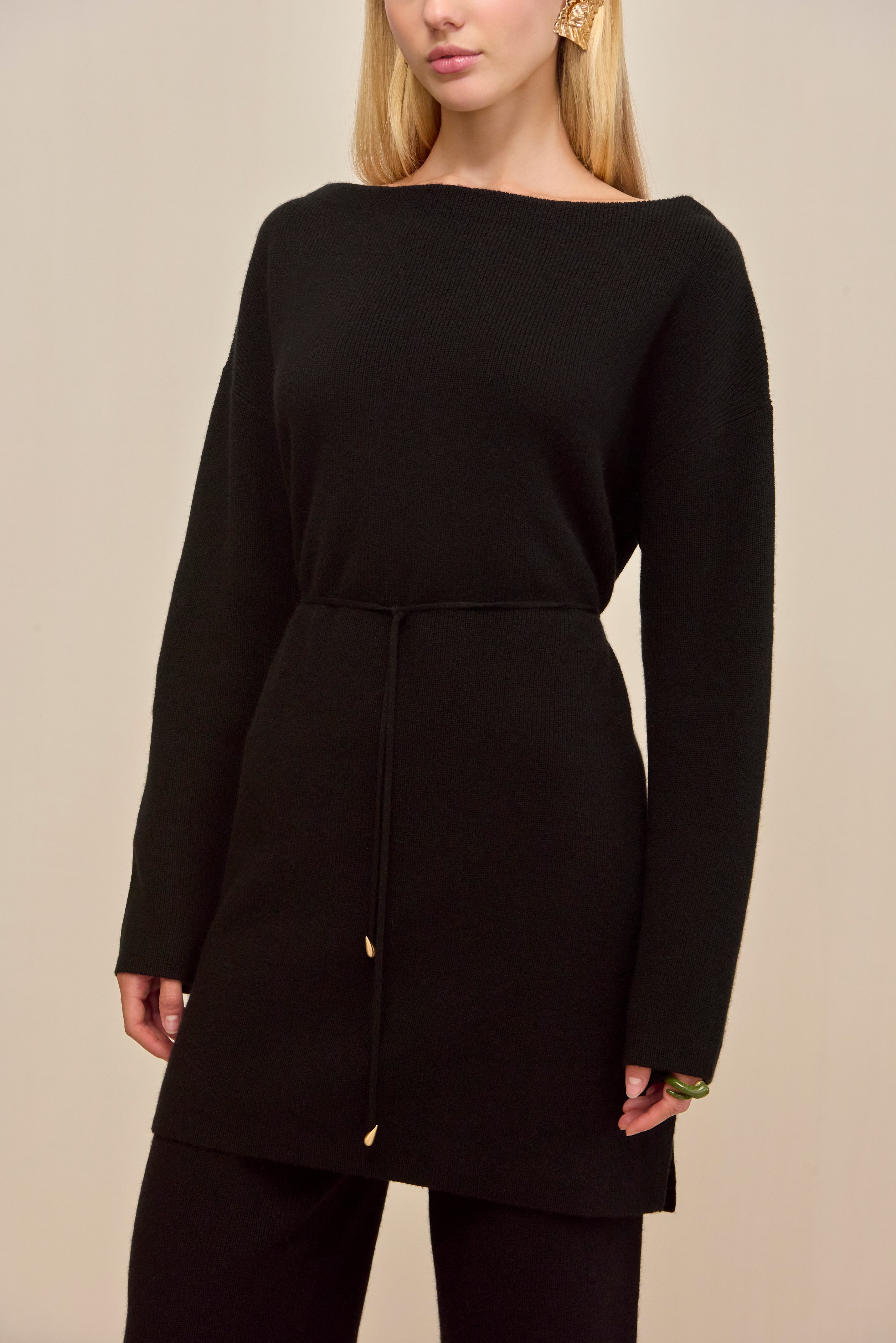 ARAIA SWEATER - BLACK