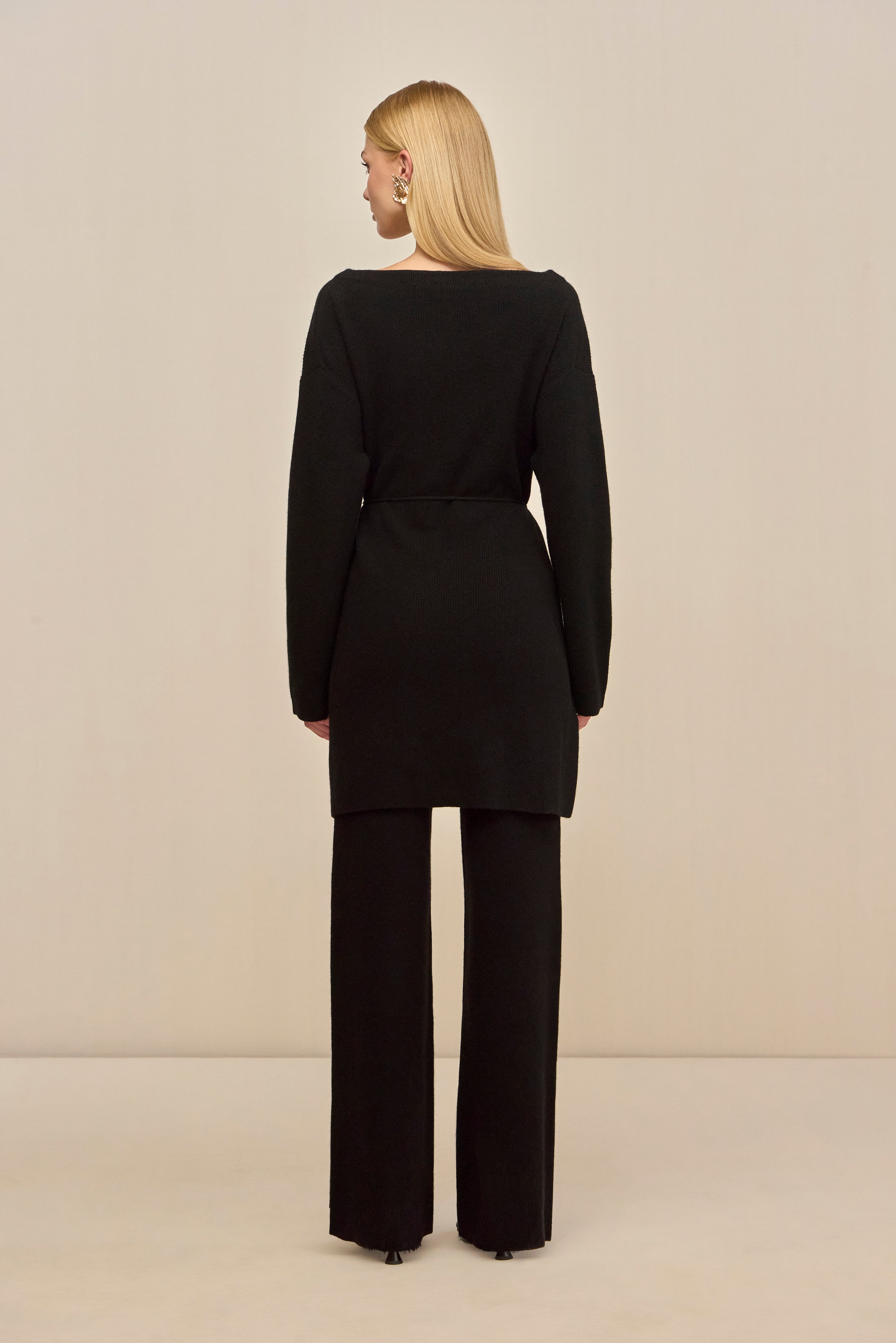 ARAIA SWEATER - BLACK